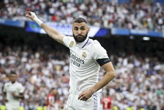 绝了,拒绝给本泽马队长!加盟2月就内讧,欲退货皇马没c罗大牌