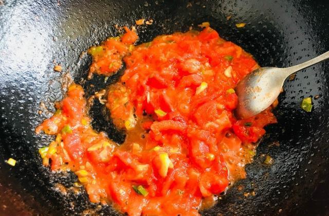 加了金针菇的番茄炒鸡蛋，你一定没试过，尤其浇在米饭上，贼好吃