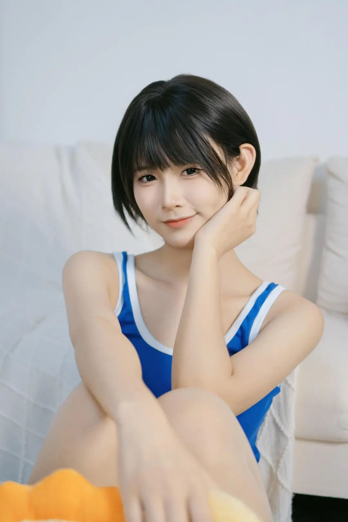 短发少女居家运动服自信清纯唯美写真