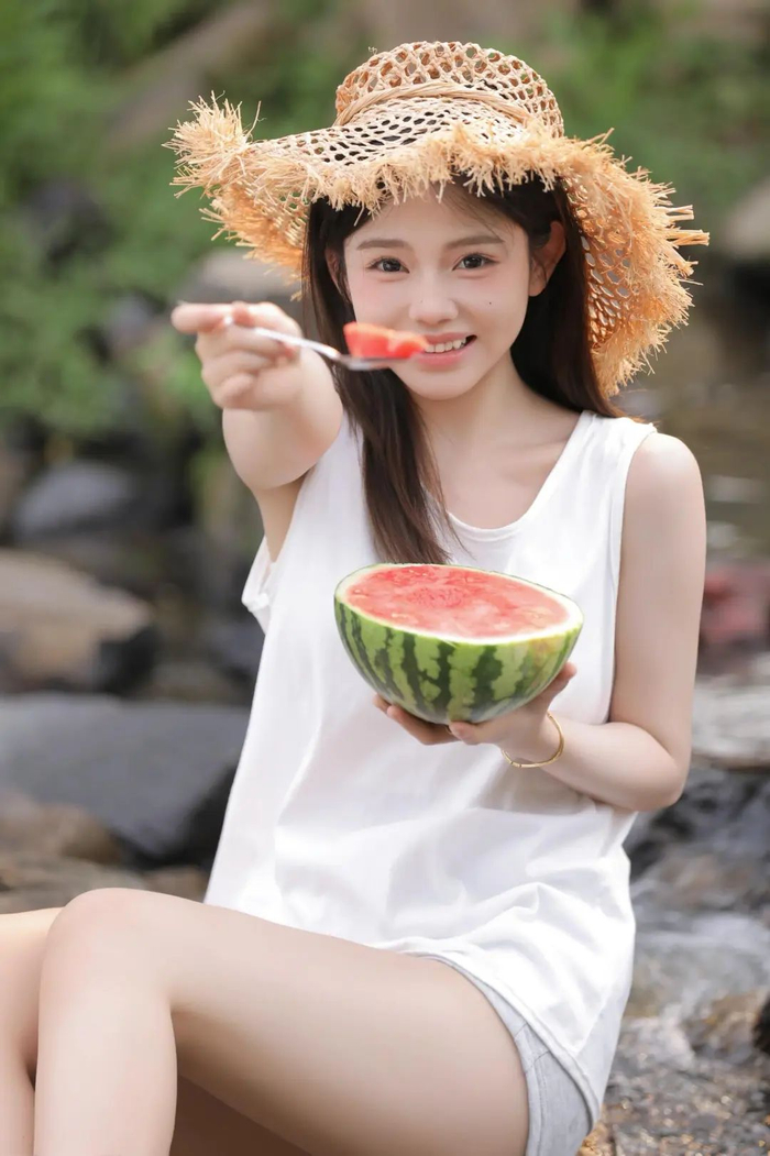 吃西瓜可爱少女优雅自信青春唯美写真