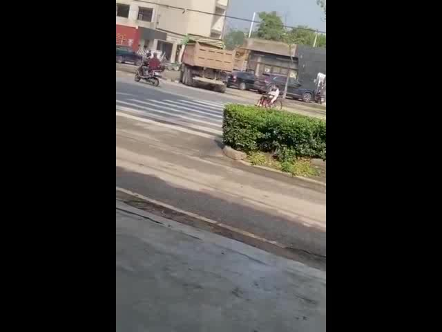 坐着轮椅在马路上拦车过路的司机招谁惹谁了