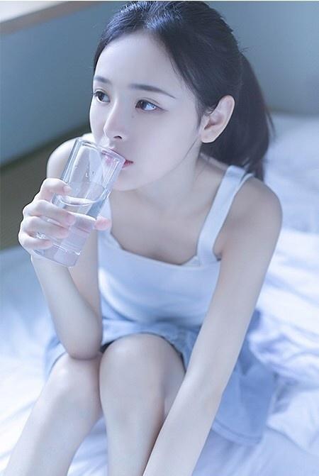 小清新瓜子脸红唇美女优雅唯美写真