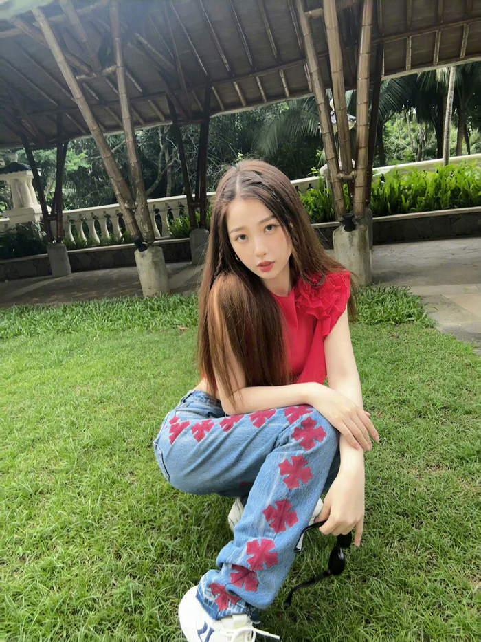 虞书欣夏日随拍辣妹穿搭参考甜美时髦自带氛围感