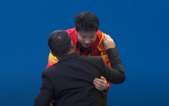 张本兄妹没走,颁奖典礼听中国国歌,马龙莎莎合影,刘国梁送拥抱