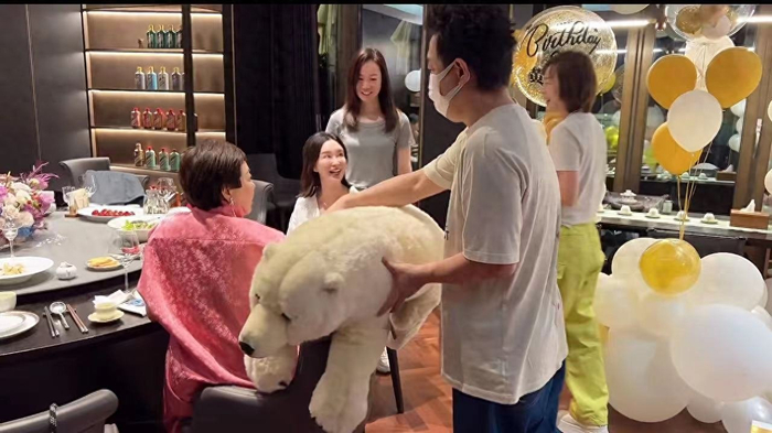 黄渤夫妻一个模子刻出来,好似双胞胎,姐姐生日摆宴满墙茅台出镜