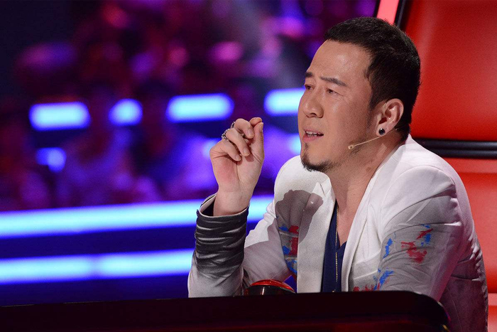 2002年两位烟嗓歌手爆红乐坛,18年今昔对比谁更胜一筹?