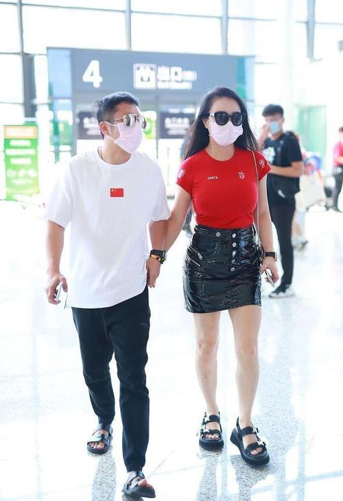 42岁邹市明携妻现身,妻子疑似整容,新造型身材堪比卡戴珊!