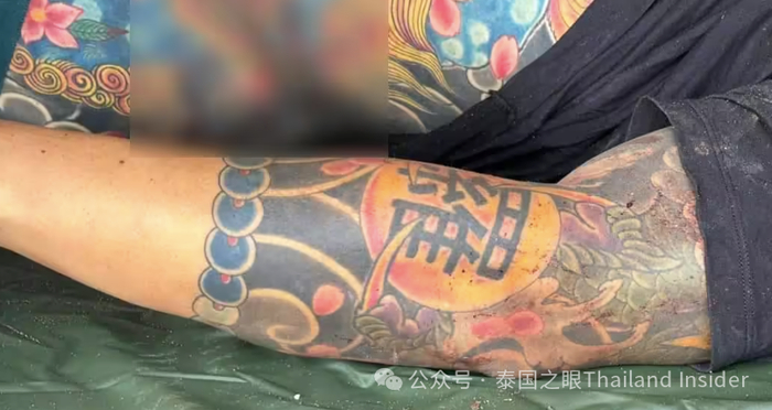 死者死亡时间在5小时以上,全身有纹身,身穿黑色圆领上衣,牛仔裤,灰色