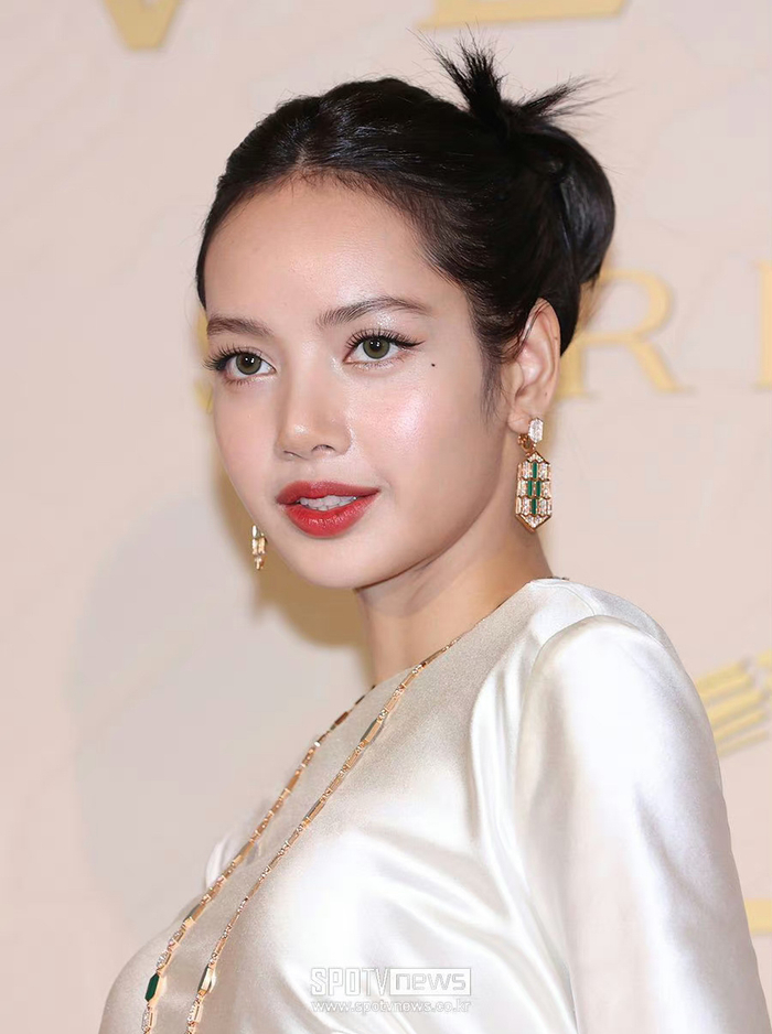 lisa出席首尔宝格丽活动的造型来了身穿深v露背白色丝绸长裙