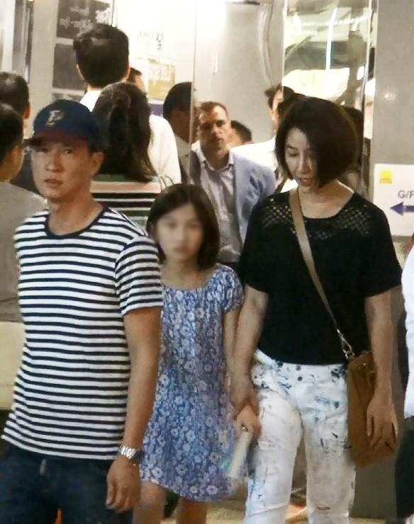 张家辉14岁女儿越长越美,关咏荷素颜带张童逛街,母女共用一张脸