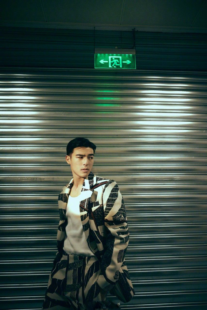 陈昊森身穿黑白不规则色块西装亮相gq红毯油头帅气又有型