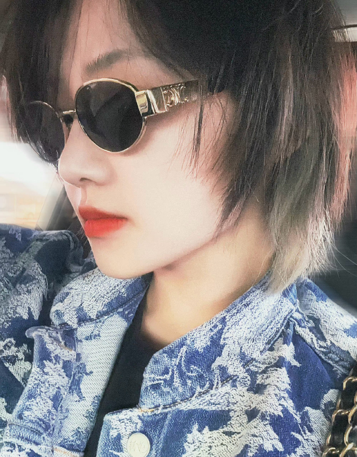 吴佳怡最新随拍!甜酷女孩春日穿搭模版,俏丽短发灵动甜美