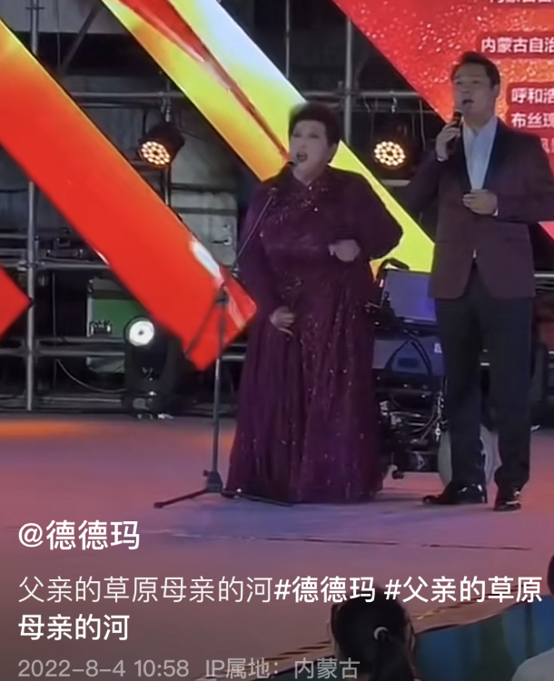 11月15日,她的弟子包田宝还和其一起拍照,当时的
