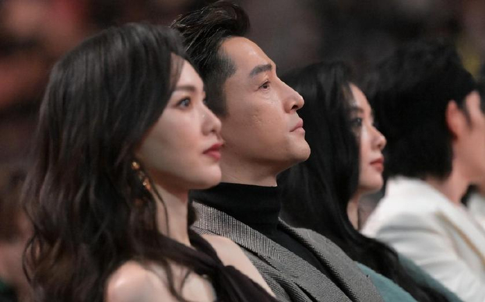 某博红毯尴尬事,林允裙子崩开,娜扎被嘲热巴缺席,多女星险走光