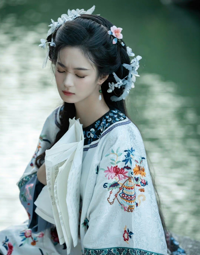 惊艳时光的容颜,气质清冷盛世美颜__财经头条