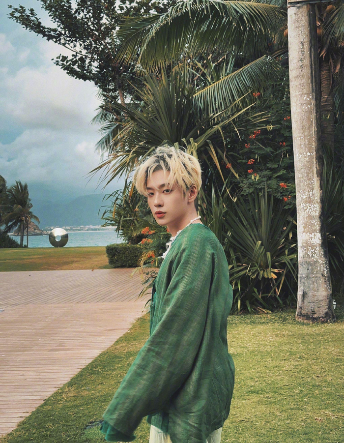 余景天全新日常时尚造型清新阳光完美身材自成焦点