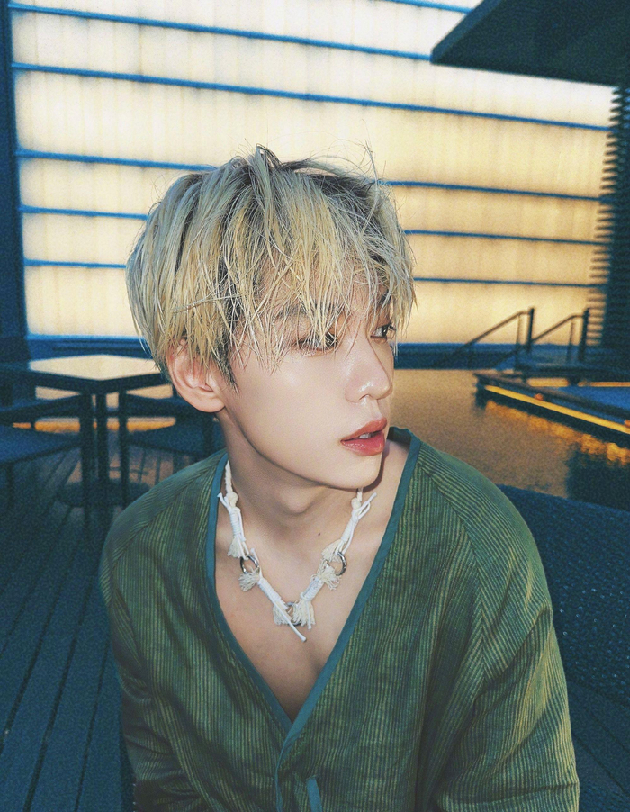 余景天全新日常时尚造型清新阳光完美身材自成焦点