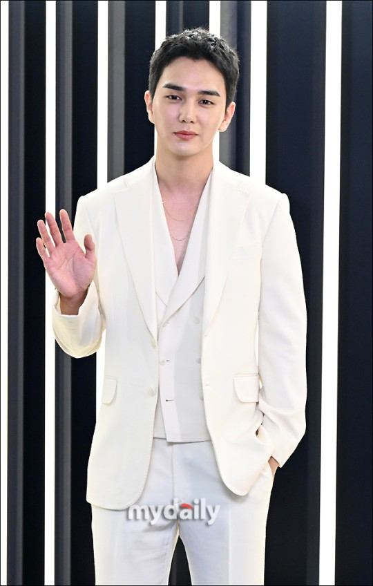 允儿俞承豪等艺人首尔出席品牌活动