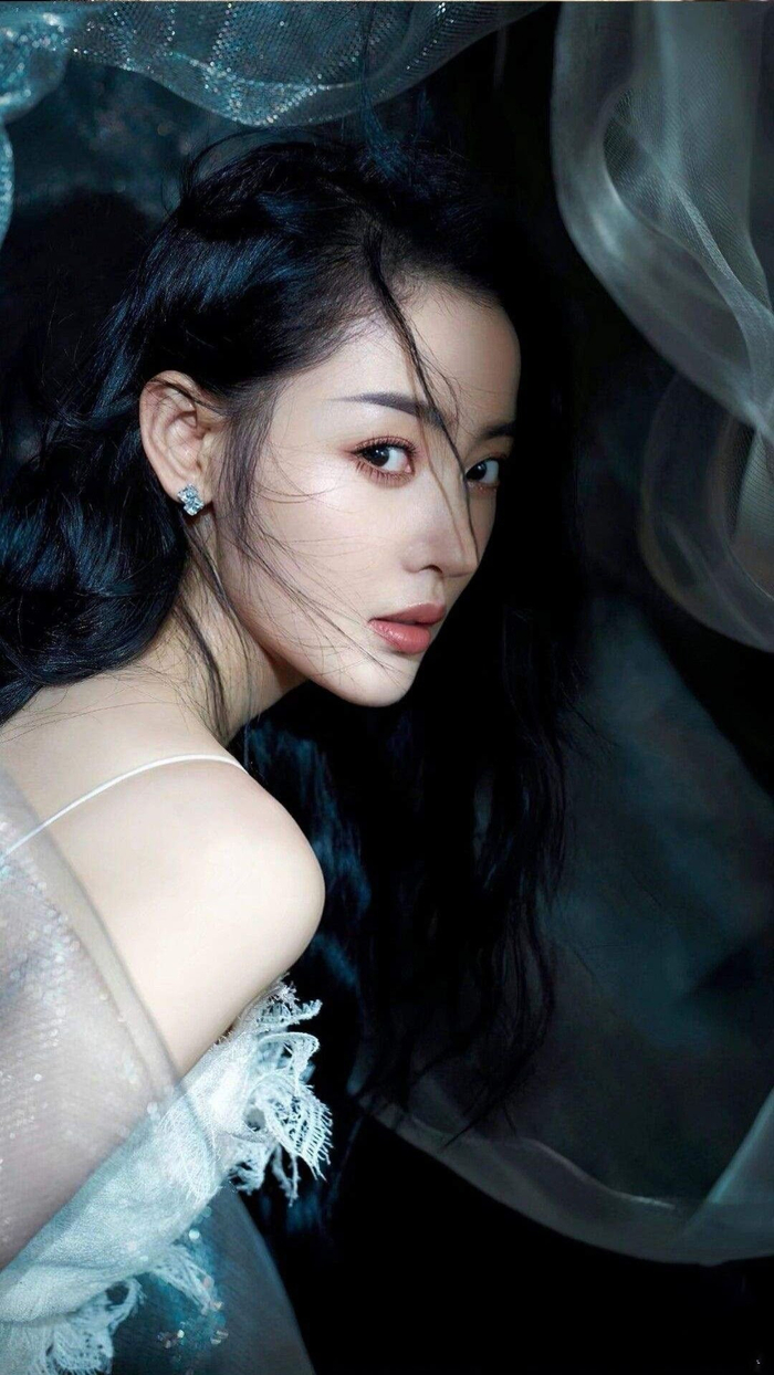 张天爱穿羽毛长裙又纯又欲秀美腿白皙纤细