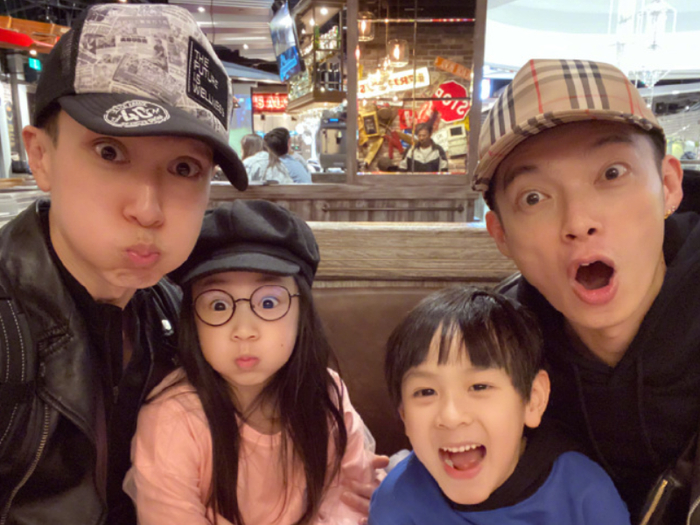 看这张吴欣怡的近照,很多网友都表示这样子看她和爸爸就像是复制粘贴