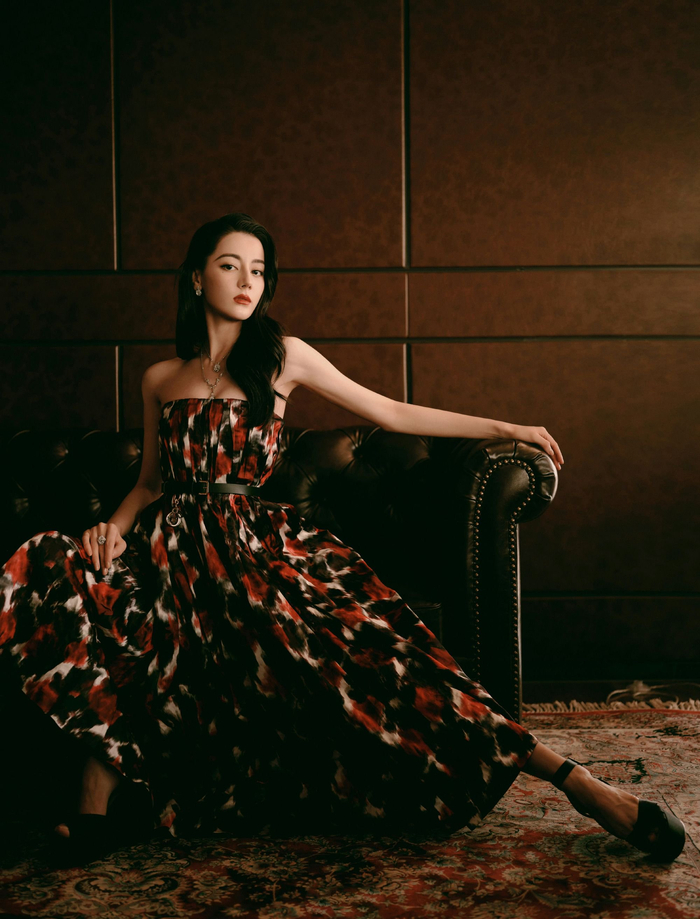 迪丽热巴亮相大秀红色花裙配大波浪卷发妩媚动人