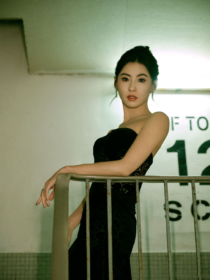 张柏芝身穿黑色抹胸礼服亮相2023湾区升明月大湾区电影音乐晚会