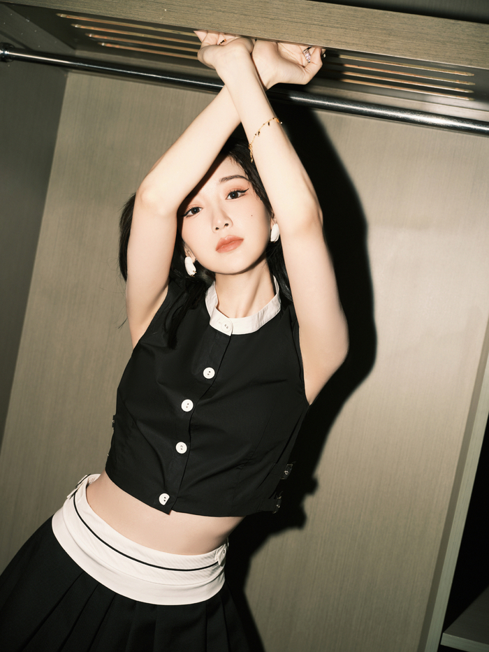 毛晓彤身穿黑白撞色学院风短裙双高马尾是精髓