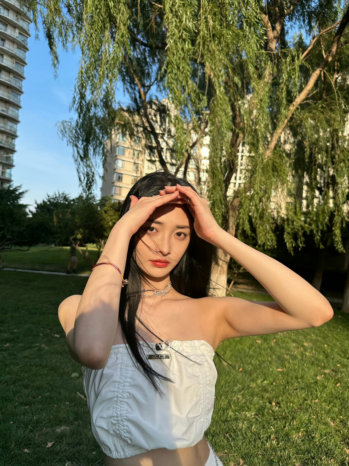 周洁琼最新随拍白色抹胸背心设计感满满夏日少女风情