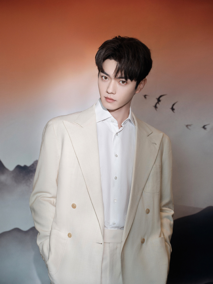 许凯今天出席品牌活动的look夏天穿浅色系西装清爽感扑面而来