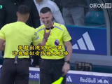 英超赛场出现罕见一幕！边裁疑似受伤换人