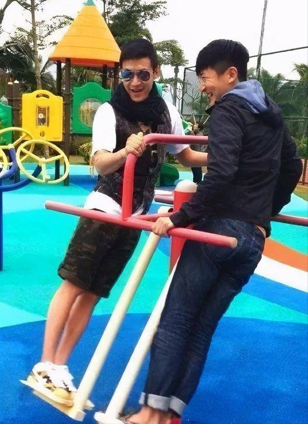 陆毅鲍蕾参加活动夫妻俩大变样生图认不出胖的像怀了二胎