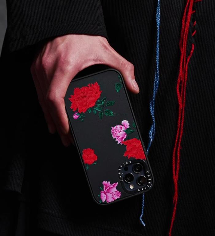 Yohji Yamamoto x CASETiFY 联名「手机壳」系列释出！