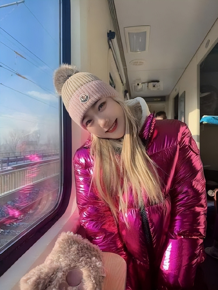 女篮李梦炫酷"厕所照"曝光,黑夹克墨镜尽显傲人身材!