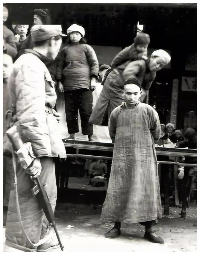 你也有今天50年代斗地主真实老照片