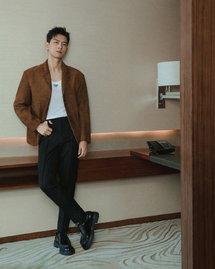 李现身穿深棕麂皮外套造型好惊艳