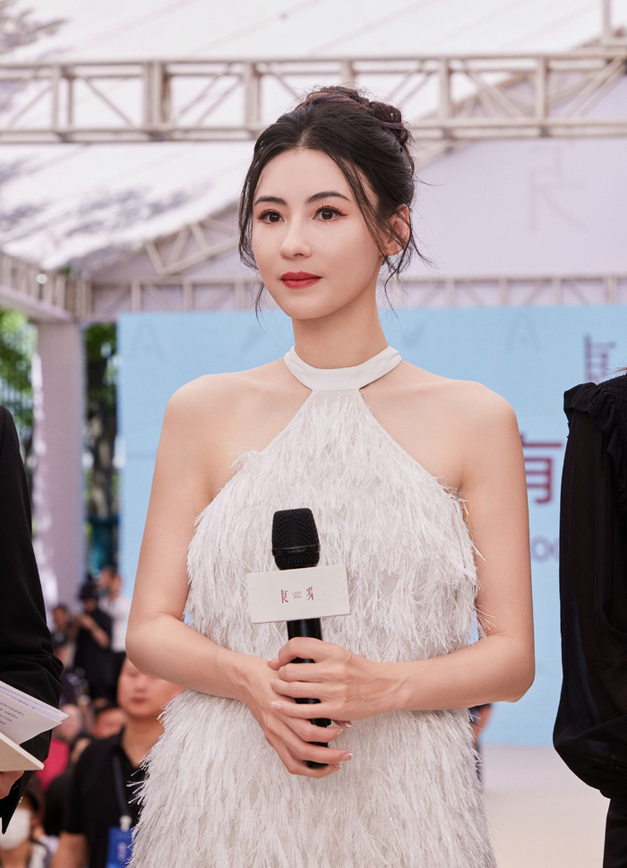 张柏芝身着白色挂脖羽毛短裙惊喜亮相重庆