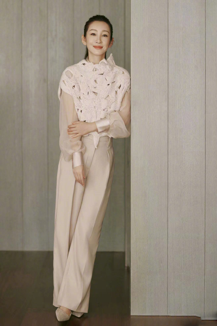 秦海璐发博晒出旅行穿搭她说舒适最重要