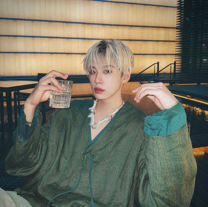 余景天全新日常时尚造型清新阳光完美身材自成焦点