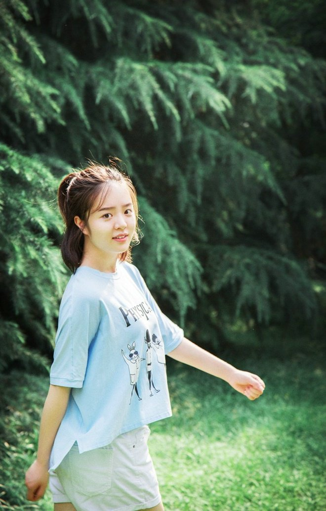 清纯邻家女孩回眸百媚户外阳光甜美写真