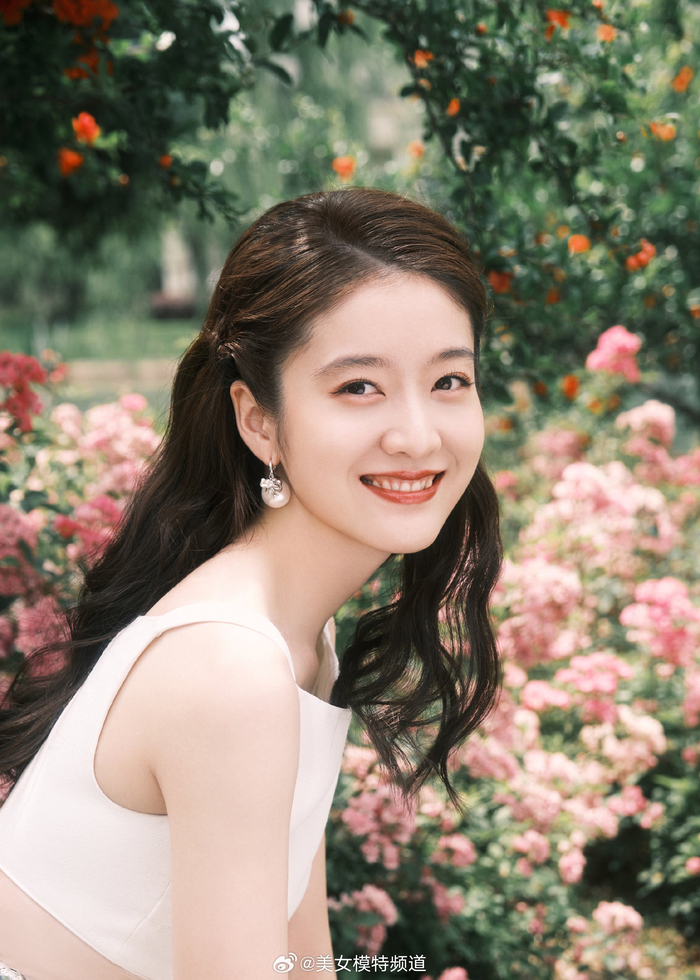 张雪迎鲜花甜美写真