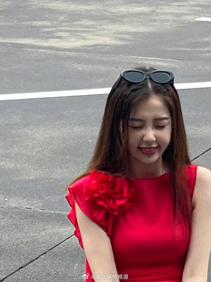 虞书欣穿红色露腰紧身上衣 戴墨镜出街又辣又甜