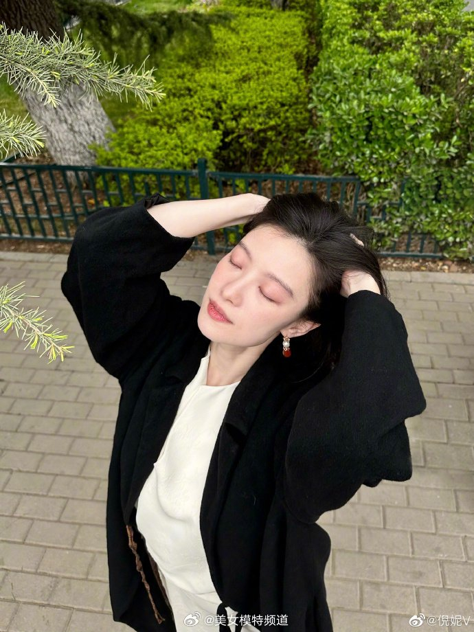 倪妮晒春日随拍心情片刻小憩手挽长发笑靥如花