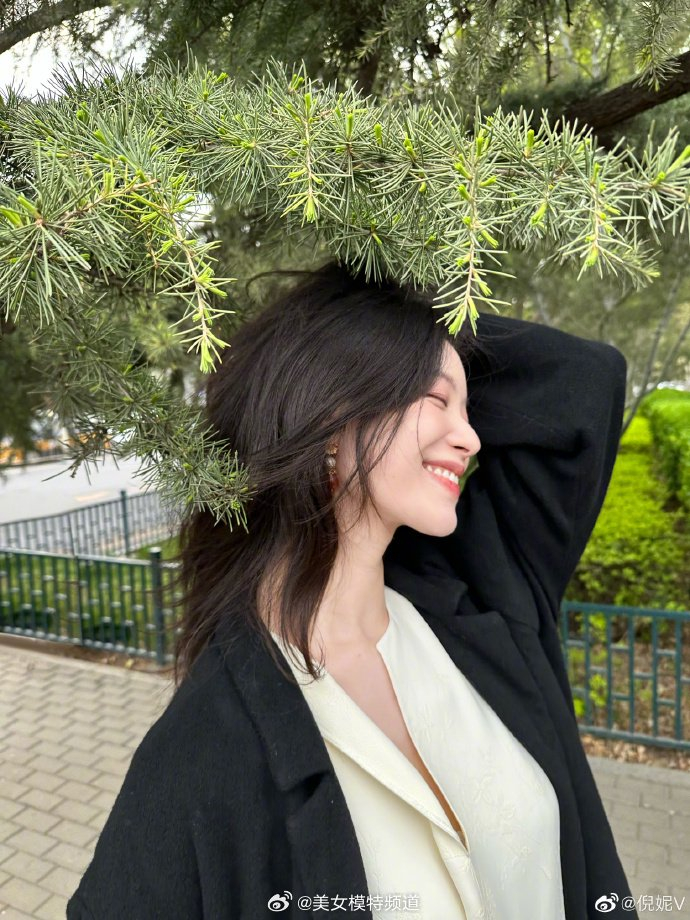 倪妮晒春日随拍心情片刻小憩 手挽长发笑靥如花__财经头条