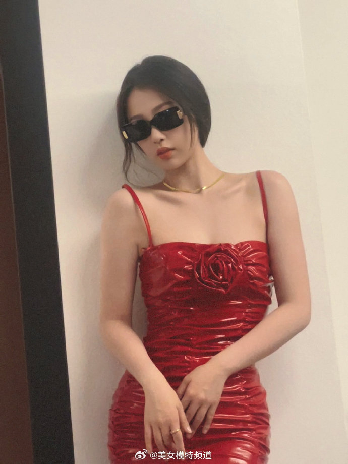 虞书欣着红色玫瑰吊带裙性感火辣 戴墨镜酷劲儿十足