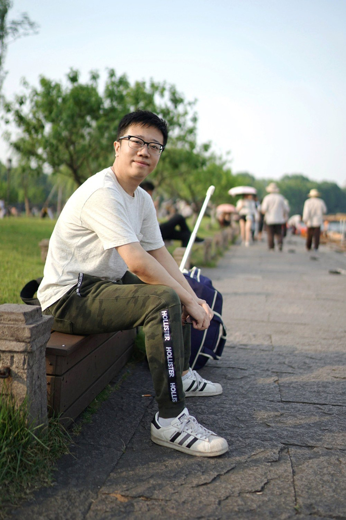 八月份我要去美国读研,手续什么的都办好了,来杭州是来看我女朋友的.