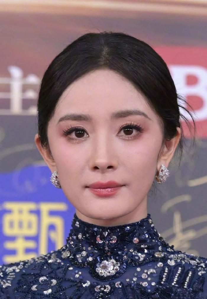 微博之夜明星怼脸生图:秦岚暴露年龄感,井柏然憔悴,于文文脸肿|于文文