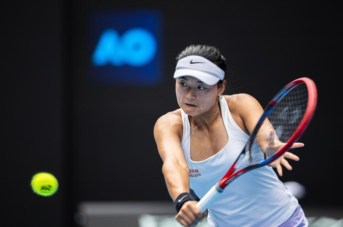 追光|时隔十年 中国"金花"再次闪耀澳网|新华社|王雅繁|24_新浪新闻