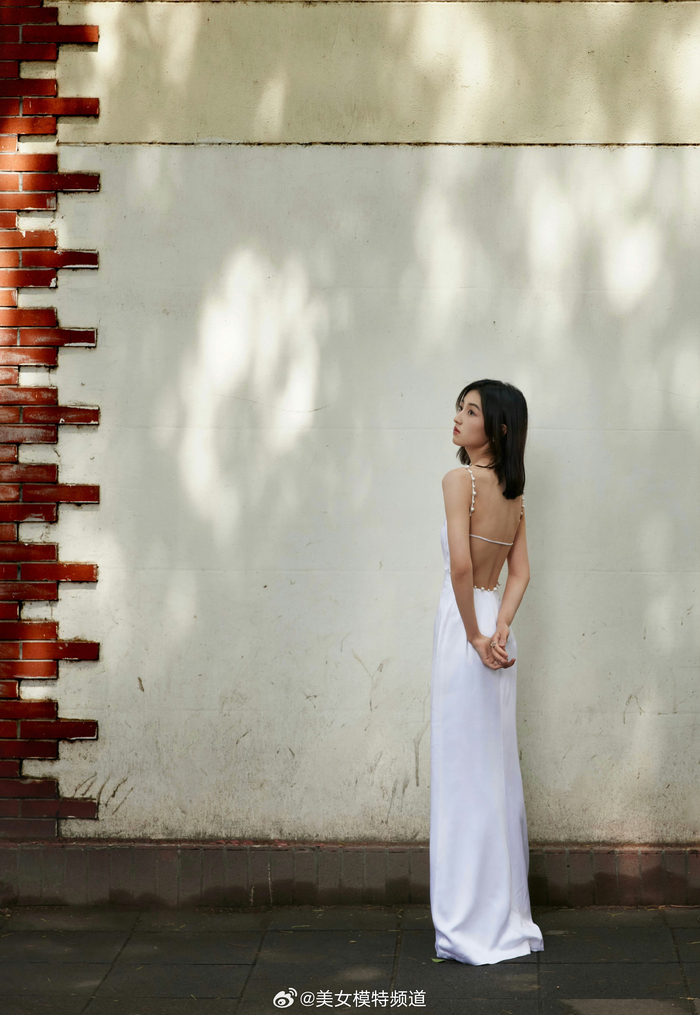 张子枫白色丝缎露背长裙