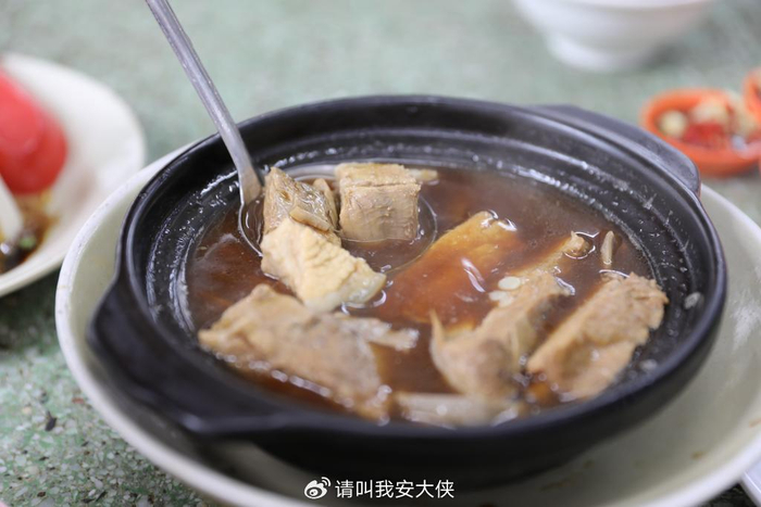 肉的骨头加入中药煲制的汤,它发源于马来西亚的巴生港,也是吉隆坡当地