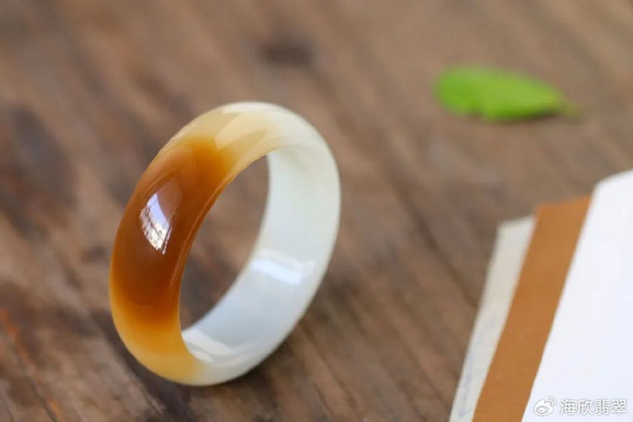 绺裂:玉料里面的裂纹称绺,表面的裂痕称裂,和起来为绺裂,泛指玉料上的
